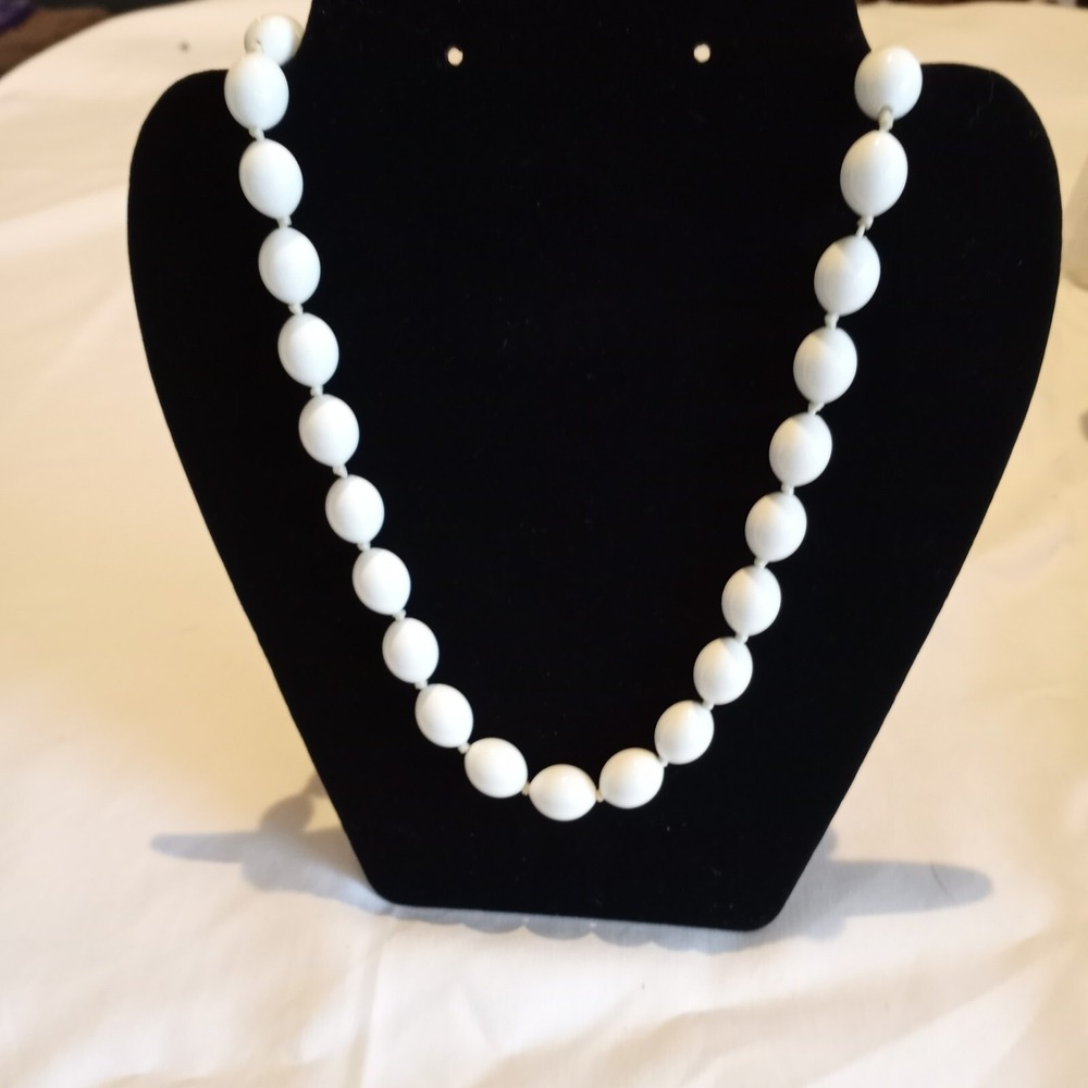 Vintage Trifari White Milk Glass‎ Bead Necklace Gold Tone Enamel Clasp 19 Inch